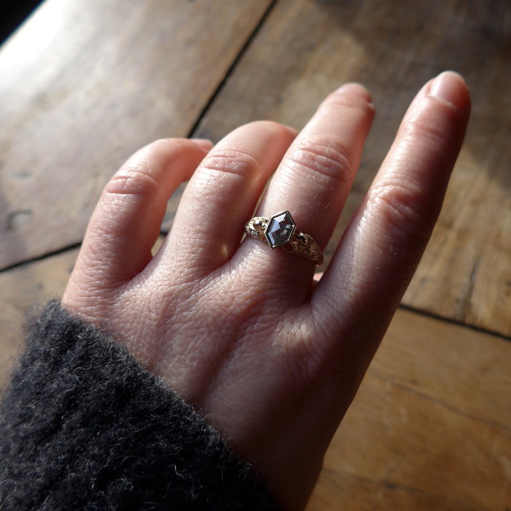 14k Avis Amor Ring - Long Hex