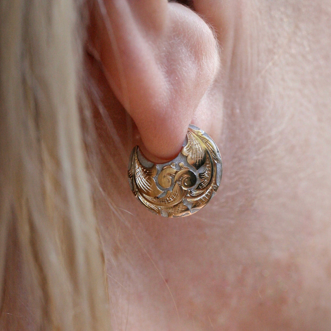 Acanthus Disc Hoops - Two Tone - 14k Gold