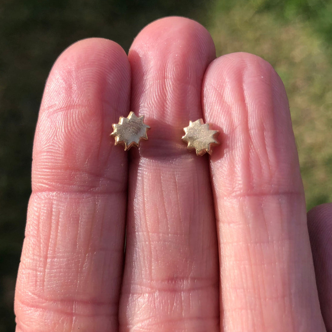 14k Tiny Sunburst Stud Earrings
